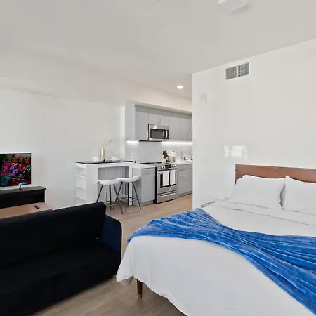 Bright Studio On Sunset Blvd, Free Parking, Gym, And Pool